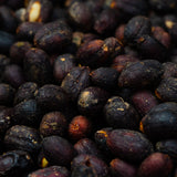Cerezas de café secándose enteras: así se ve un proceso natural